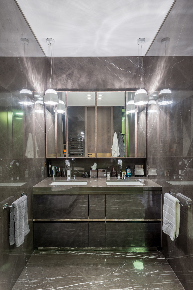 Esempio di una stanza da bagno design con ante lisce, ante nere, piastrelle grigie e lavabo sottopiano