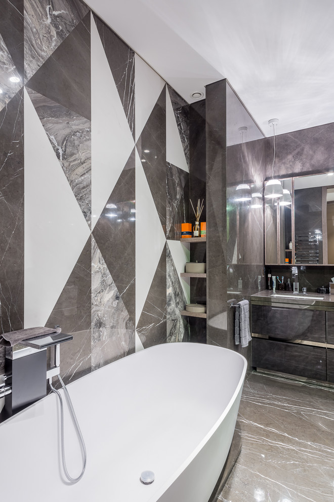 Идея дизайна: ванная комната в современном стиле с плоскими фасадами, черными фасадами, отдельно стоящей ванной, белой плиткой, серой плиткой, черной плиткой и врезной раковиной