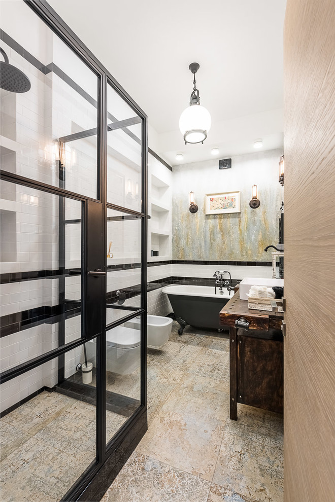 Inspiration för ett mellanstort industriellt en-suite badrum, med ett badkar med tassar, en bidé, svart och vit kakel, ett fristående handfat, dusch med gångjärnsdörr, en hörndusch och beiget golv