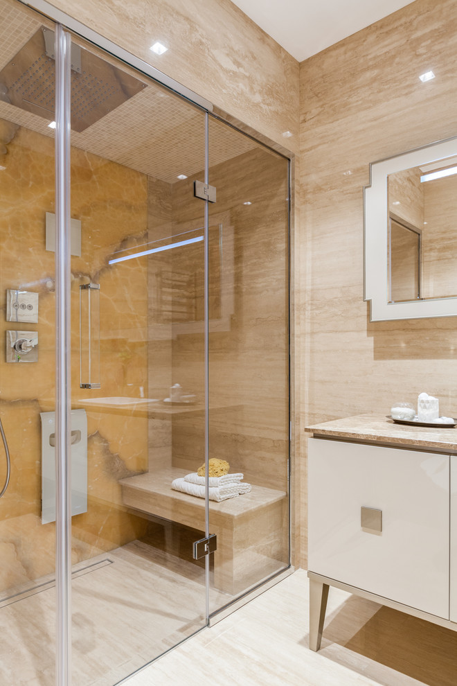 Источник вдохновения для домашнего уюта: ванная комната в современном стиле с плоскими фасадами, белыми фасадами, бежевым полом и бежевой столешницей
