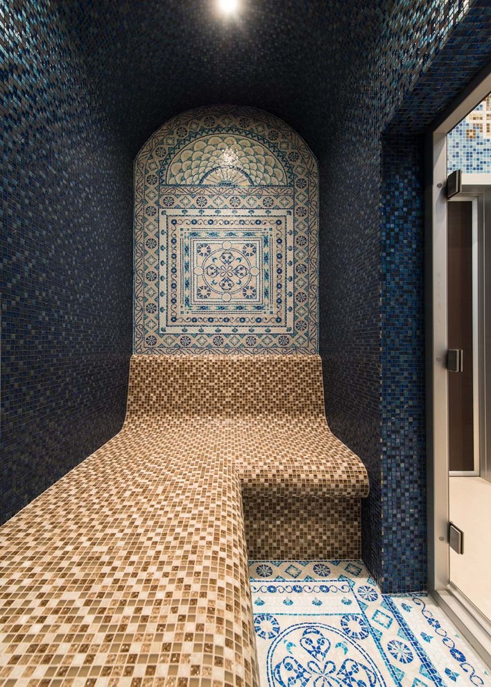 Exemple d'une salle de bain méditerranéenne avec hammam.