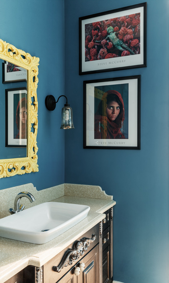 Bild på ett eklektiskt badrum, med luckor med upphöjd panel, skåp i mörkt trä, blå väggar och ett nedsänkt handfat