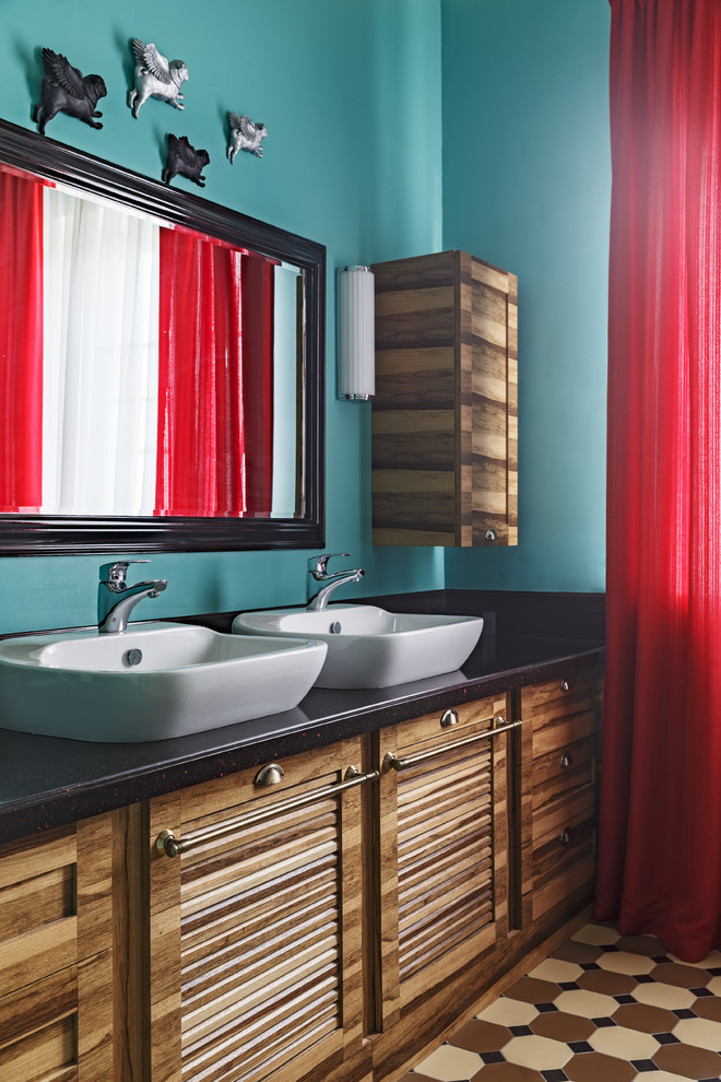 Пример оригинального дизайна: главная ванная комната в стиле неоклассика (современная классика) с фасадами с филенкой типа жалюзи, фасадами цвета дерева среднего тона, синими стенами, настольной раковиной и коричневым полом