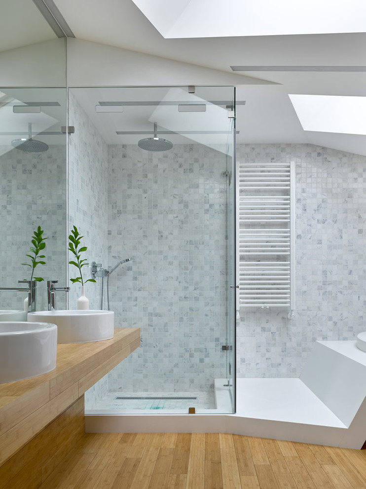 Immagine di una stanza da bagno con doccia design con doccia ad angolo, piastrelle bianche, piastrelle grigie, piastrelle a mosaico, lavabo a bacinella e pavimento marrone
