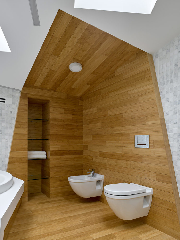 Стильный дизайн: ванная комната в современном стиле с инсталляцией и коричневым полом - последний тренд