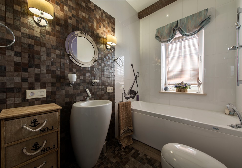 Diseño de cuarto de baño principal costero con bañera empotrada, baldosas y/o azulejos beige, lavabo con pedestal y suelo marrón