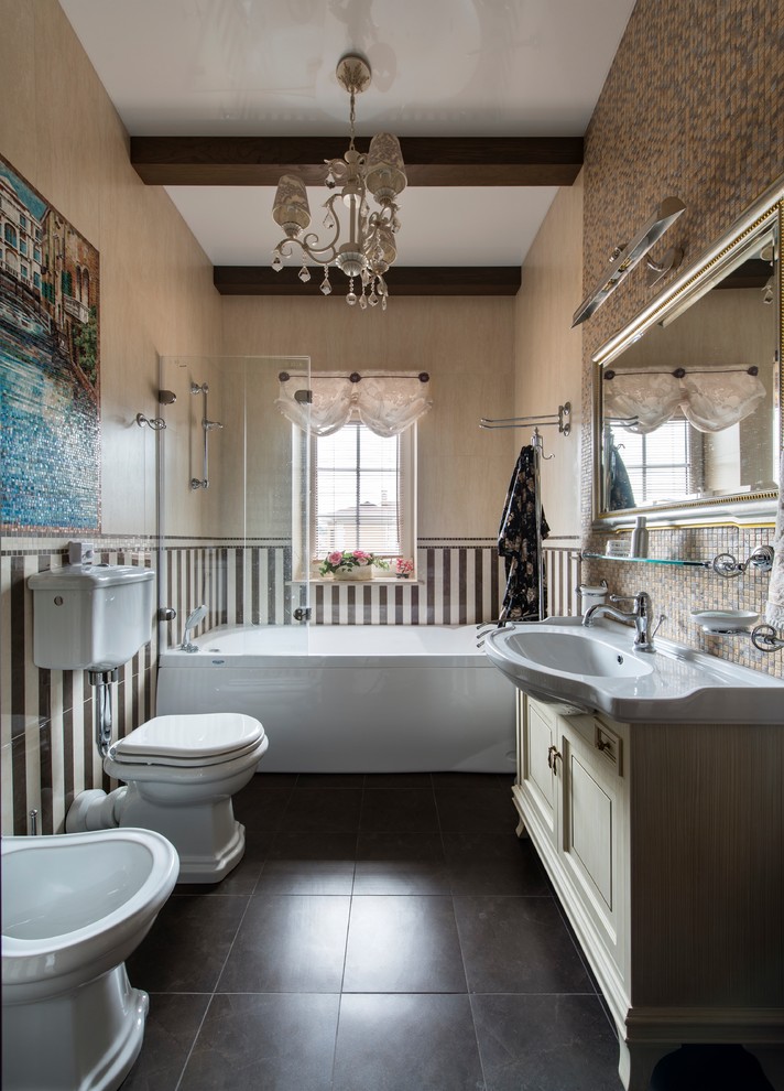 Свежая идея для дизайна: главная ванная комната в классическом стиле с бежевыми фасадами, ванной в нише, раздельным унитазом, бежевой плиткой, монолитной раковиной и коричневым полом - отличное фото интерьера