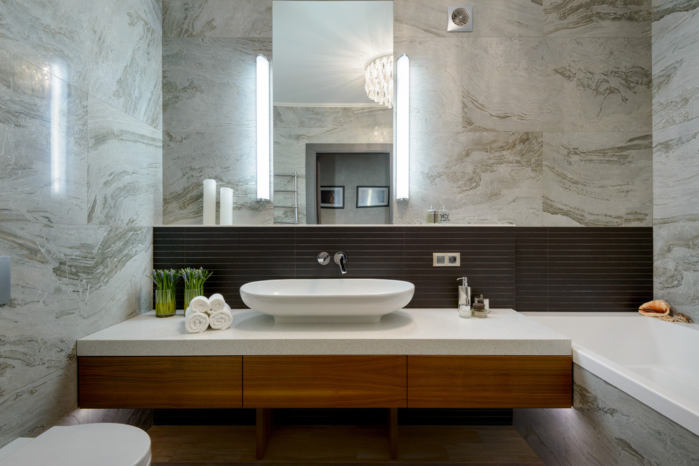 Идея дизайна: ванная комната в современном стиле с акцентной стеной