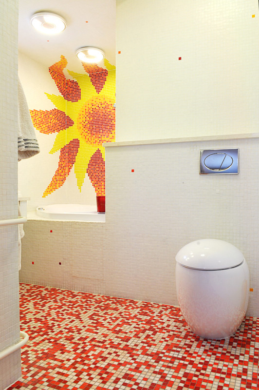Modelo de cuarto de baño infantil actual de tamaño medio con bañera empotrada, combinación de ducha y bañera, baldosas y/o azulejos blancos, baldosas y/o azulejos en mosaico, paredes blancas y suelo con mosaicos de baldosas