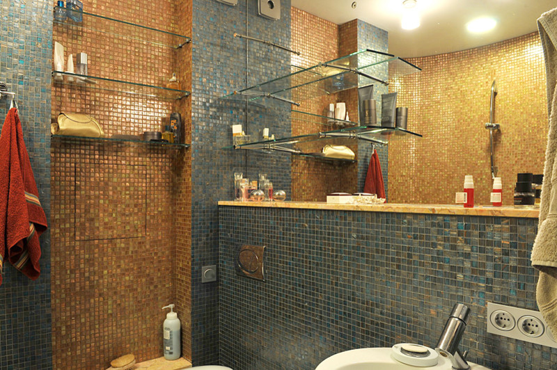 Modern inredning av ett mellanstort en-suite badrum, med ett badkar i en alkov, en dusch i en alkov, grön kakel, mosaik, gröna väggar och mosaikgolv