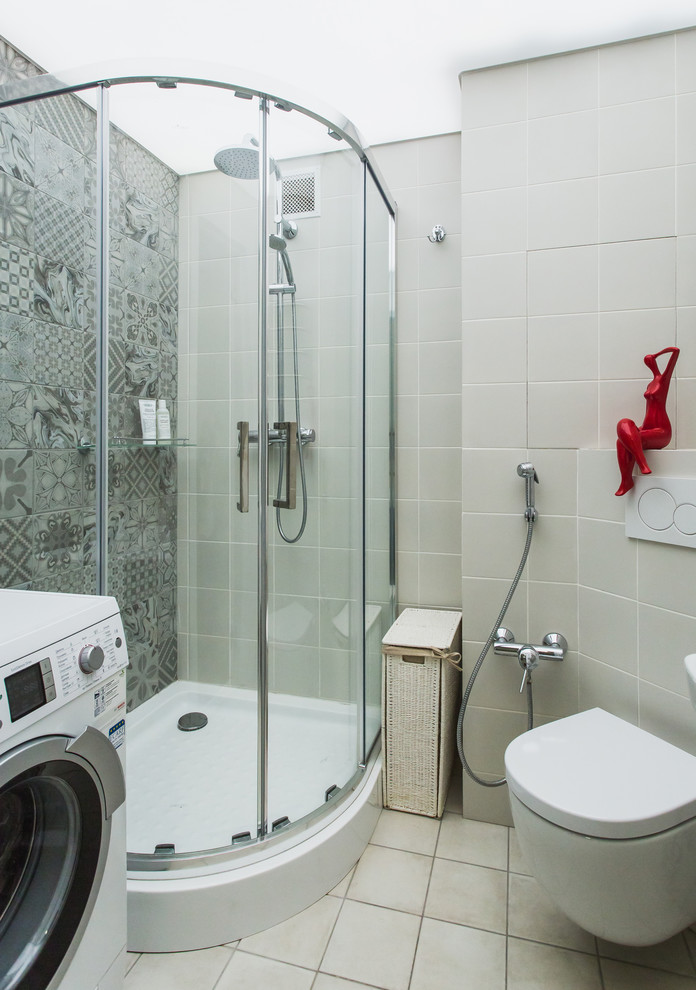 Modelo de cuarto de baño contemporáneo con ducha esquinera, sanitario de pared, baldosas y/o azulejos grises y lavabo encastrado
