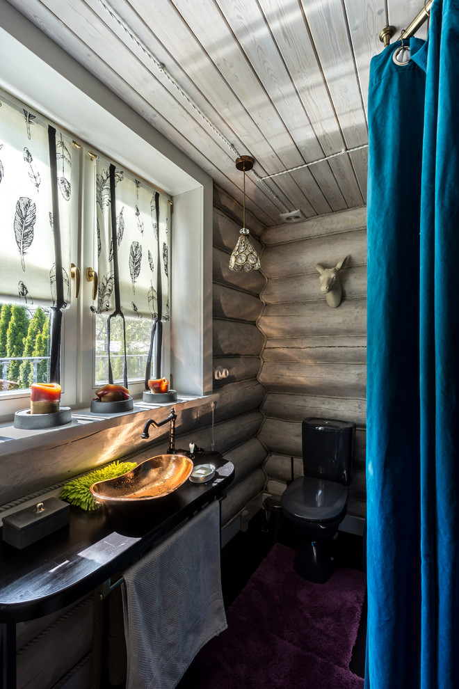 Свежая идея для дизайна: ванная комната среднего размера в стиле рустика с раздельным унитазом, серыми стенами, настольной раковиной и душевой кабиной - отличное фото интерьера