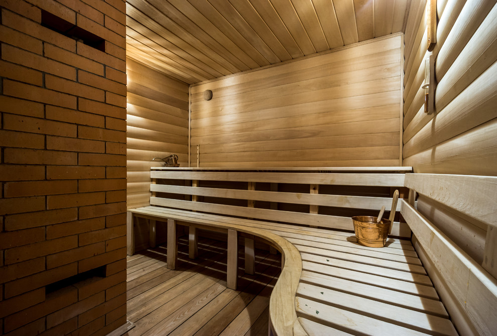 Foto de sauna campestre de tamaño medio