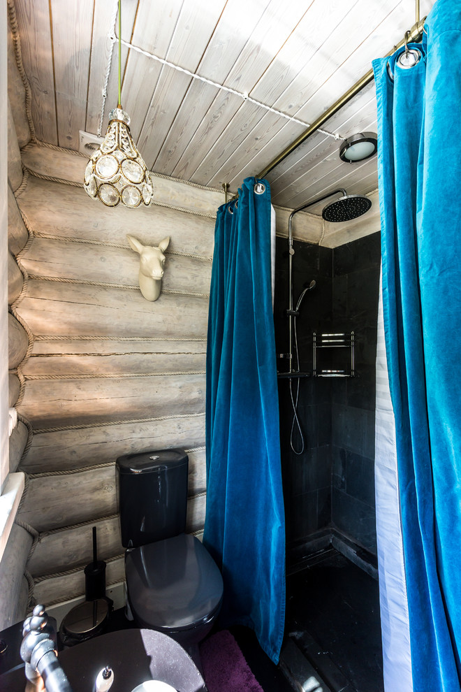 Immagine di una stanza da bagno con doccia stile rurale di medie dimensioni con WC a due pezzi, pareti grigie, doccia ad angolo, piastrelle nere e doccia con tenda