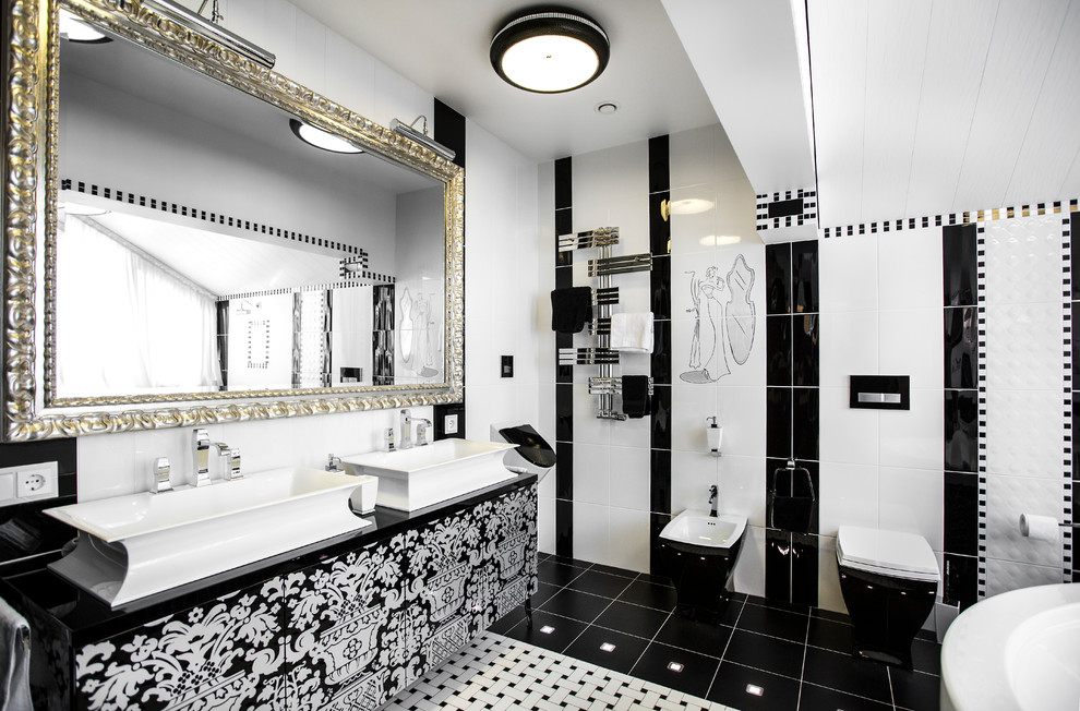 Modelo de cuarto de baño principal tradicional renovado con armarios con paneles lisos, jacuzzi, baldosas y/o azulejos blancas y negros, lavabo sobreencimera, puertas de armario negras, suelo negro y urinario
