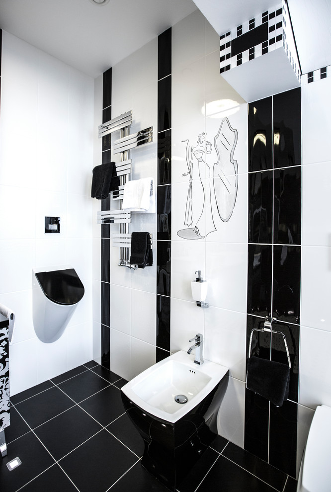 Пример оригинального дизайна: ванная комната в современном стиле с писсуаром и черно-белой плиткой