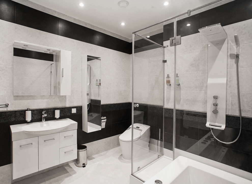 На фото: главная ванная комната среднего размера в современном стиле с плоскими фасадами, белыми фасадами, белым полом, душем с распашными дверями, раздельным унитазом, белой плиткой, черной плиткой и монолитной раковиной