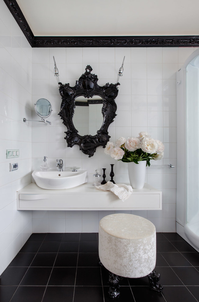 Свежая идея для дизайна: ванная комната среднего размера в классическом стиле с плоскими фасадами, белыми фасадами, угловым душем, керамической плиткой, полом из керамической плитки, белой плиткой, черной плиткой и подвесной раковиной - отличное фото интерьера