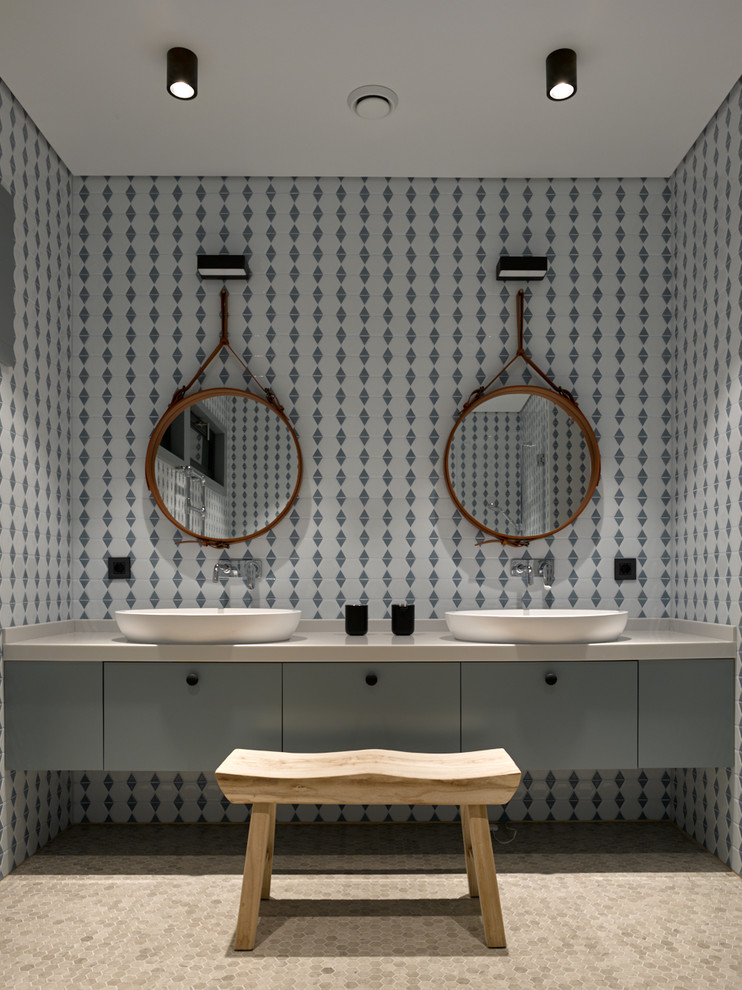Inspiration för ett funkis grå grått badrum, med släta luckor, grå skåp, vit kakel, grå kakel, mosaikgolv, ett fristående handfat och beiget golv