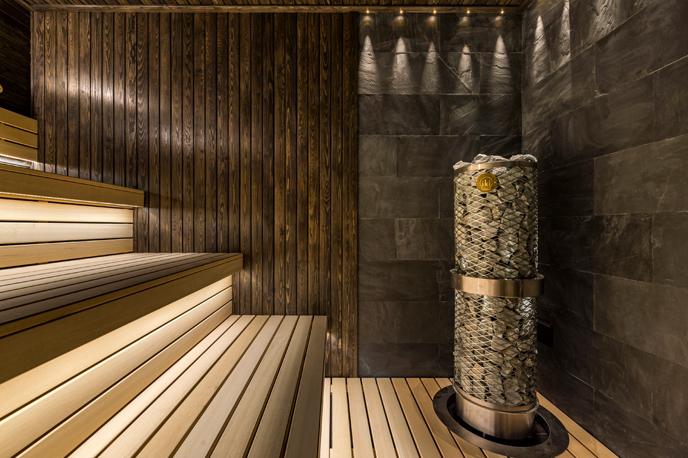 Стильный дизайн: баня и сауна в современном стиле с коричневой плиткой - последний тренд