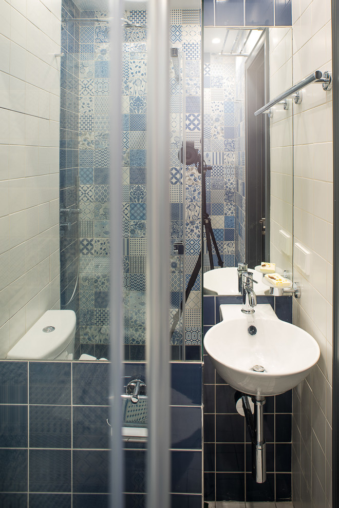 Foto di una stanza da bagno con doccia scandinava con piastrelle multicolore e lavabo sospeso