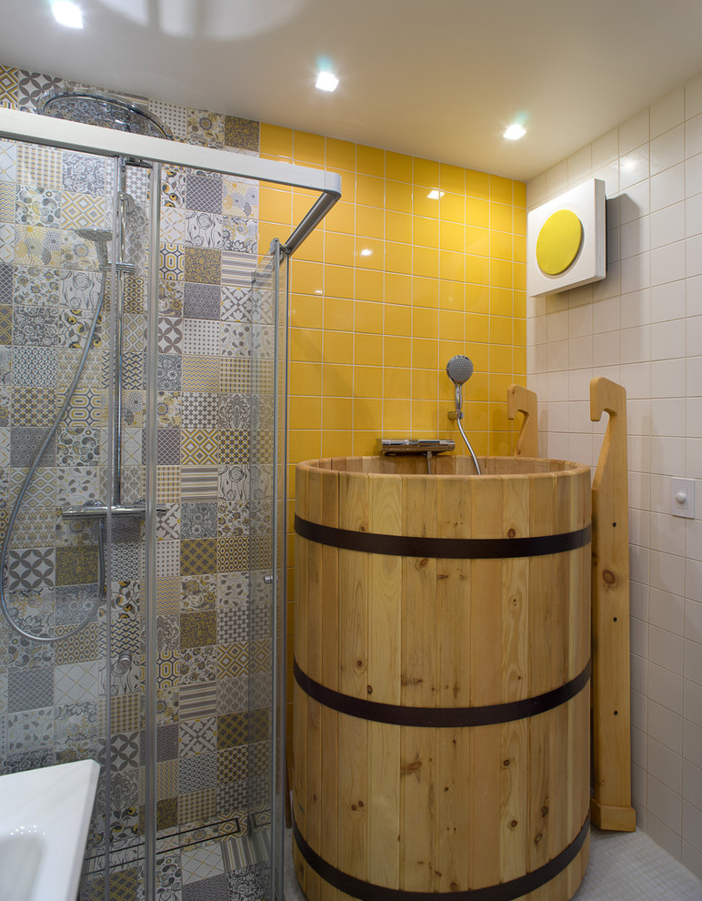 Foto på ett skandinaviskt badrum