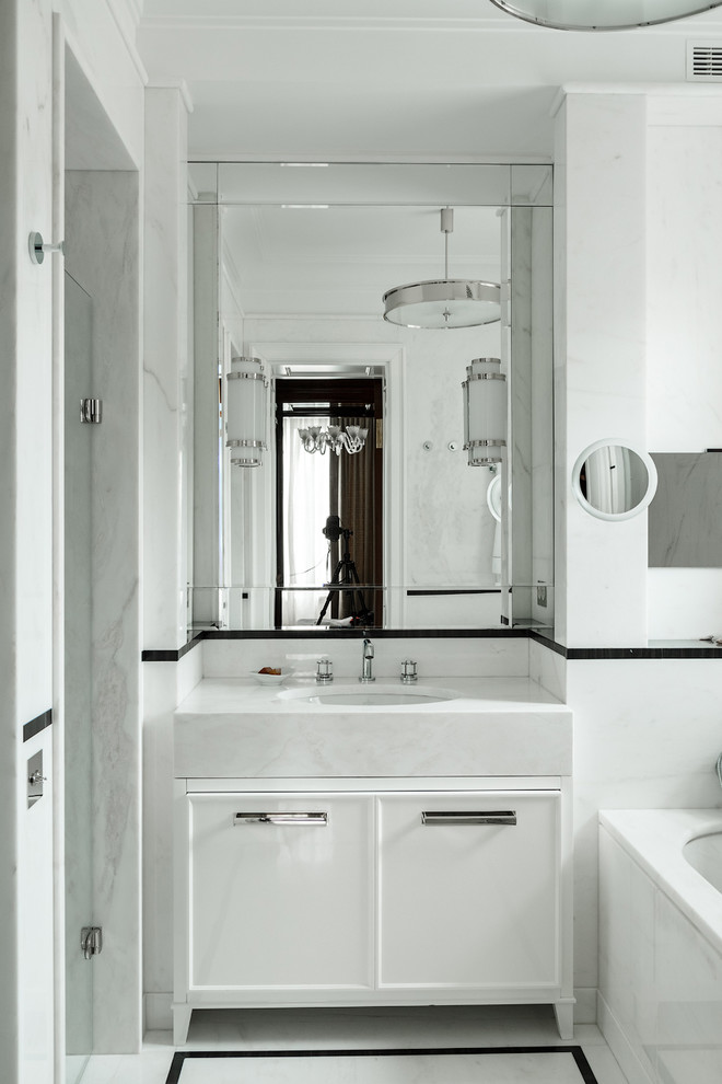 Ispirazione per una stanza da bagno padronale chic con ante a filo, ante bianche, vasca ad alcova, piastrelle bianche, lavabo sottopiano e pavimento bianco