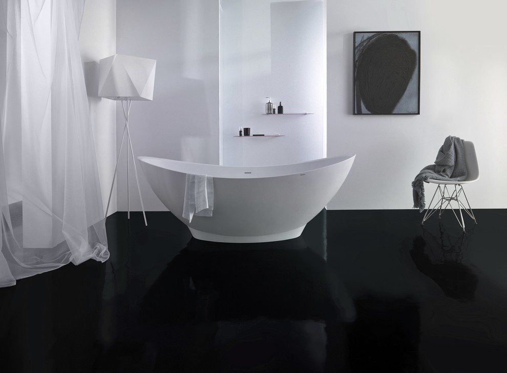 Пример оригинального дизайна: большая ванная комната в стиле лофт с отдельно стоящей ванной, черной плиткой и белыми стенами