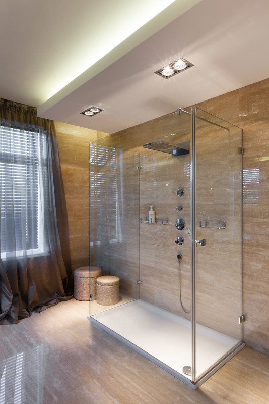Идея дизайна: большая ванная комната в современном стиле с каменной плиткой и полом из травертина