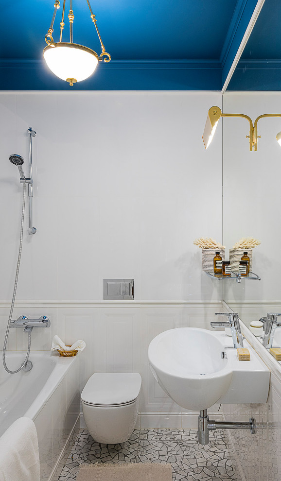 Idée de décoration pour une salle de bain tradition avec un mur blanc.