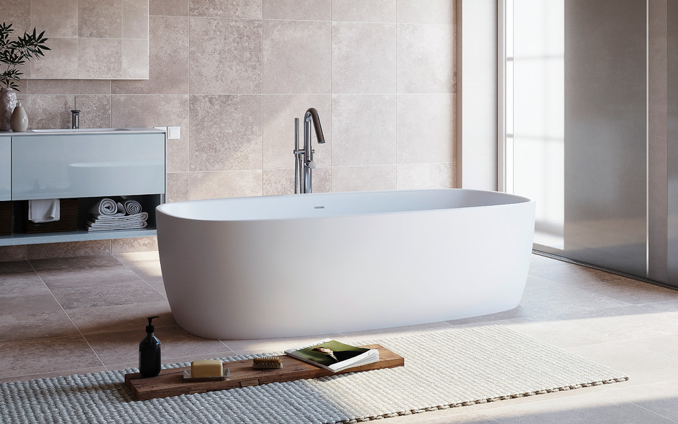 Idéer för stora minimalistiska badrum, med ett fristående badkar