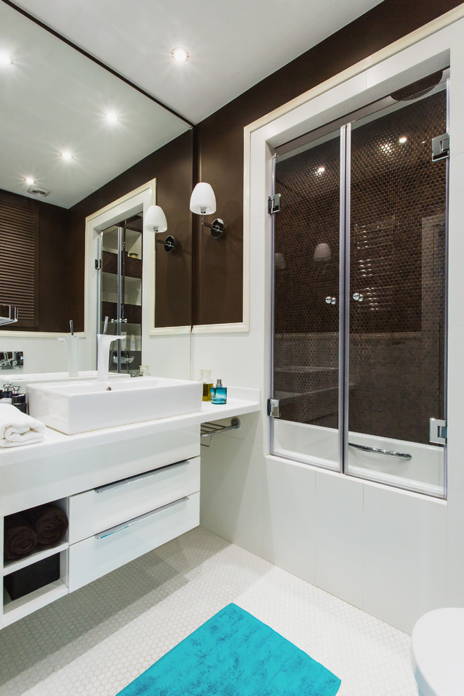 Свежая идея для дизайна: главная ванная комната в современном стиле с плоскими фасадами, белыми фасадами, ванной в нише, коричневыми стенами, настольной раковиной и душем с распашными дверями - отличное фото интерьера