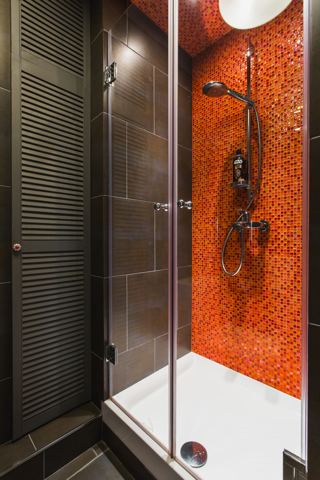Immagine di una stanza da bagno design con porta doccia a battente