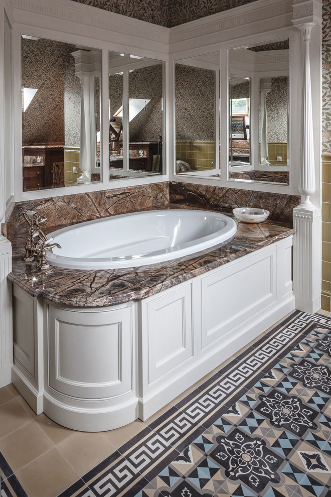 Foto di una stanza da bagno vittoriana con vasca da incasso, piastrelle beige, piastrelle blu, piastrelle marroni e pareti multicolore