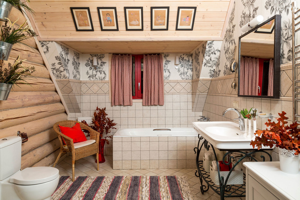 Bild på ett lantligt badrum, med ett konsol handfat, beige kakel, flerfärgade väggar, klinkergolv i keramik och ett platsbyggt badkar