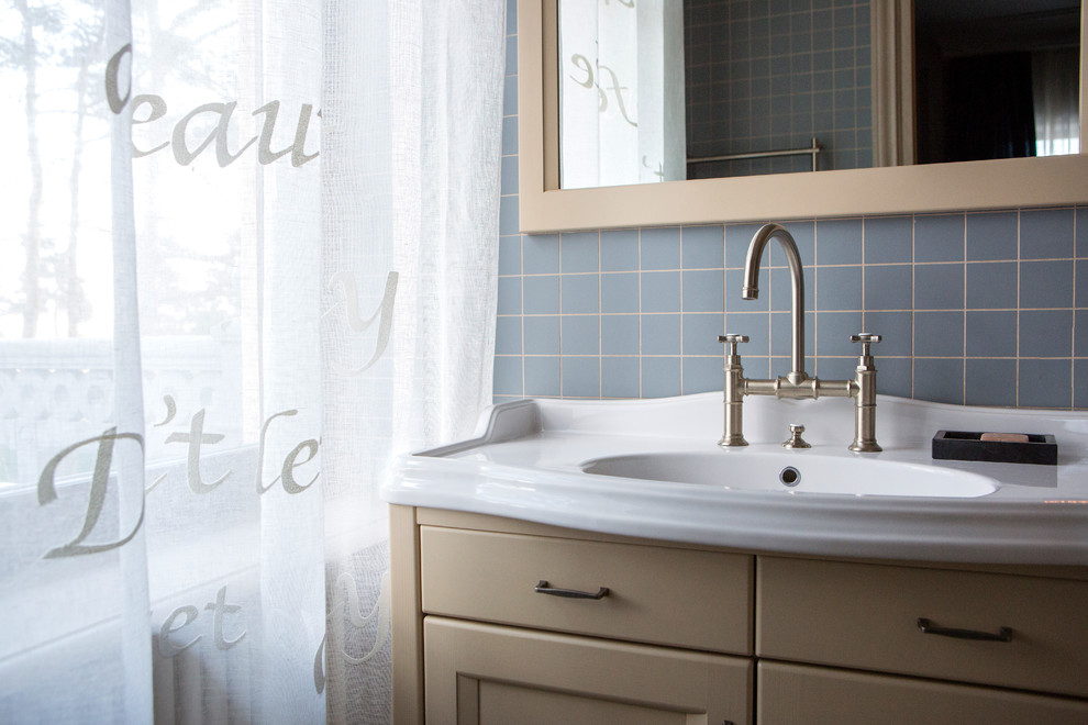 Свежая идея для дизайна: ванная комната в классическом стиле с синей плиткой и монолитной раковиной - отличное фото интерьера
