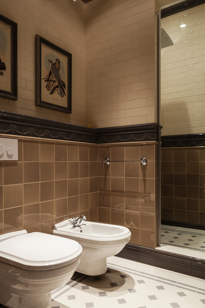 Пример оригинального дизайна: ванная комната в классическом стиле с душем в нише, биде, бежевой плиткой, коричневой плиткой и душевой кабиной