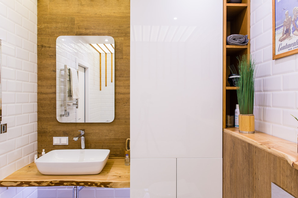Стильный дизайн: ванная комната в стиле фьюжн с белой плиткой, плиткой кабанчик и настольной раковиной - последний тренд
