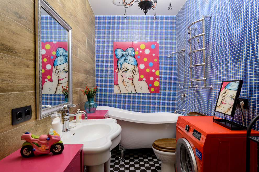 Immagine di una stanza da bagno padronale boho chic di medie dimensioni con vasca con piedi a zampa di leone, piastrelle blu, piastrelle a mosaico, pavimento in gres porcellanato, lavabo a colonna e pavimento nero