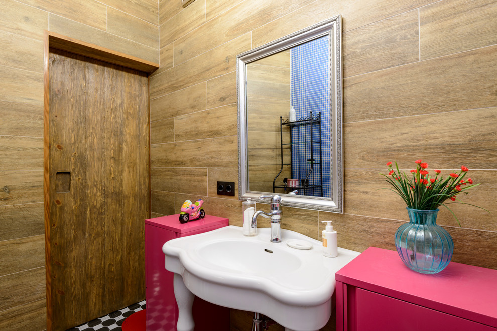 Mittelgroßes Modernes Badezimmer mit Keramikfliesen, Porzellan-Bodenfliesen, schwarzem Boden und Waschtischkonsole in Novosibirsk