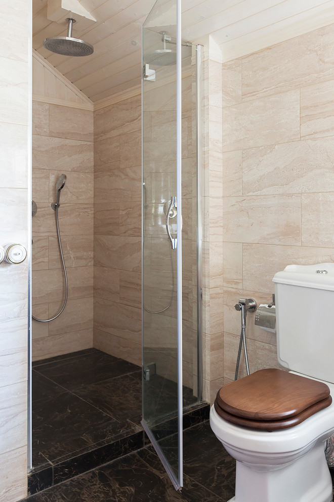 На фото: ванная комната среднего размера в стиле неоклассика (современная классика) с душем в нише, раздельным унитазом, бежевой плиткой, плиткой из травертина, бежевыми стенами, полом из керамической плитки, коричневым полом, душем с распашными дверями и душевой кабиной с