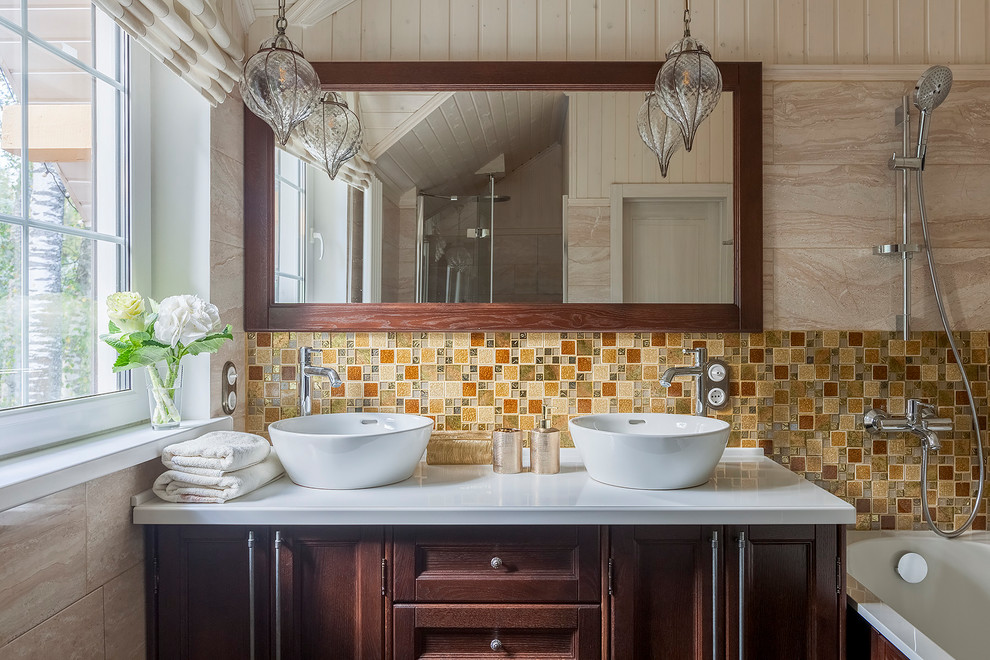 Inspiration för mellanstora klassiska badrum med dusch, med en dusch i en alkov, en toalettstol med separat cisternkåpa, beige kakel, travertinkakel, beige väggar, klinkergolv i keramik, brunt golv och dusch med gångjärnsdörr