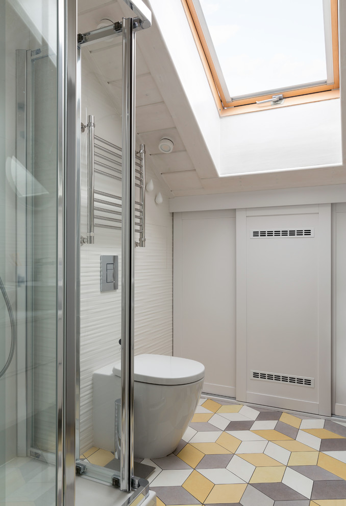 Свежая идея для дизайна: ванная комната среднего размера в скандинавском стиле с раздельным унитазом, белой плиткой, душевой кабиной и желтым полом - отличное фото интерьера