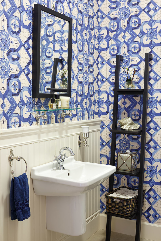 Свежая идея для дизайна: маленькая ванная комната в стиле неоклассика (современная классика) с синими стенами, подвесной раковиной, угловым душем, удлиненной плиткой, полом из керамогранита, душевой кабиной, серым полом и душем с раздвижными дверями для на участке и в саду - отличное фото интерьера