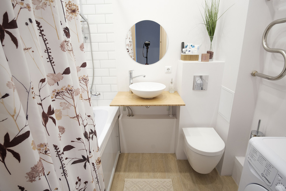 Idéer för små nordiska beige en-suite badrum, med ett undermonterat badkar, en vägghängd toalettstol, vit kakel, vita väggar, klinkergolv i porslin, ett nedsänkt handfat, laminatbänkskiva, beiget golv, med dusch som är öppen och tunnelbanekakel