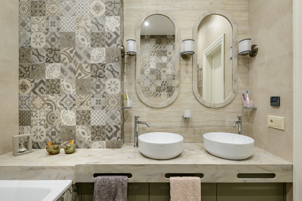 Стильный дизайн: главная ванная комната в современном стиле с настольной раковиной и тумбой под две раковины - последний тренд