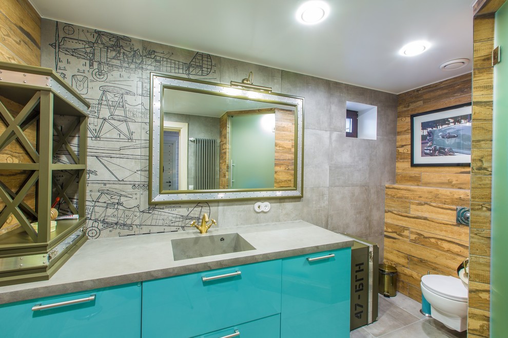 Стильный дизайн: ванная комната в современном стиле с плоскими фасадами, бирюзовыми фасадами, инсталляцией, серой плиткой, душевой кабиной, монолитной раковиной и серым полом - последний тренд