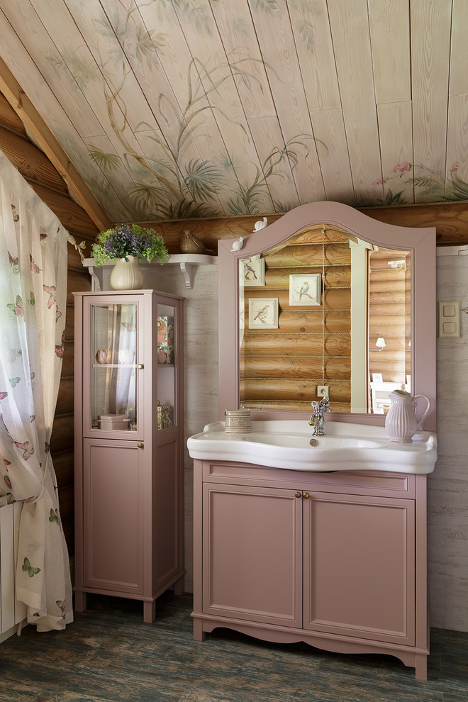 Immagine di una stanza da bagno country con ante con riquadro incassato, pareti beige, lavabo integrato e pavimento grigio