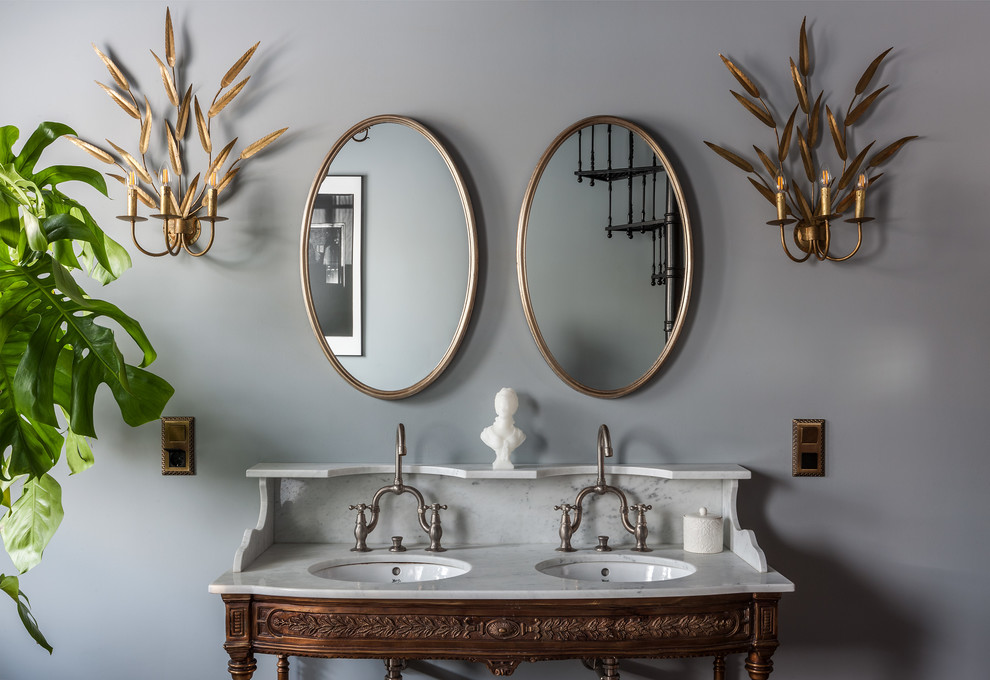 Стильный дизайн: ванная комната в классическом стиле с серыми стенами и врезной раковиной - последний тренд