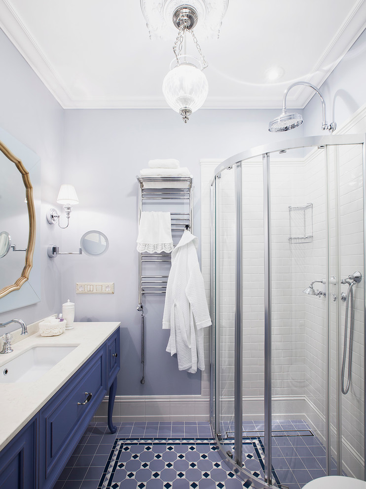 На фото: ванная комната в классическом стиле с фиолетовыми фасадами, белой плиткой, керамической плиткой, фиолетовыми стенами, полом из керамической плитки, душевой кабиной, врезной раковиной, мраморной столешницей, душем с раздвижными дверями, угловым душем, разноцветным полом и фасадами с выступающей филенкой